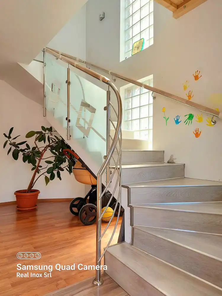 Balustradă inox cu lemn și sticlă