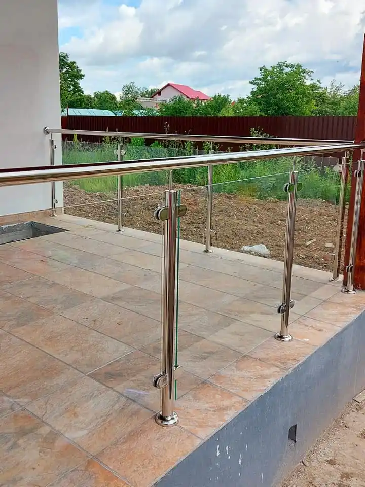 Balustrade inox cu sticlă securizată în Brașov - model realizat de Real Inox