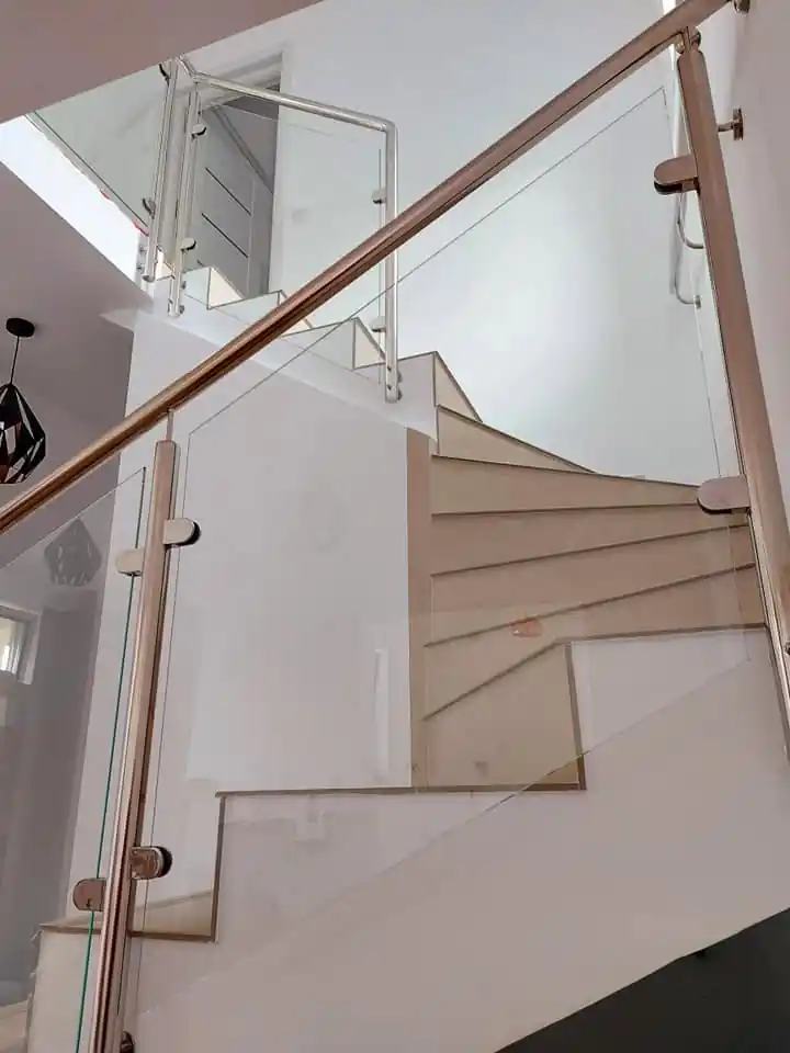 Balustradă inox cu sticlă securizată pentru proiect modern
