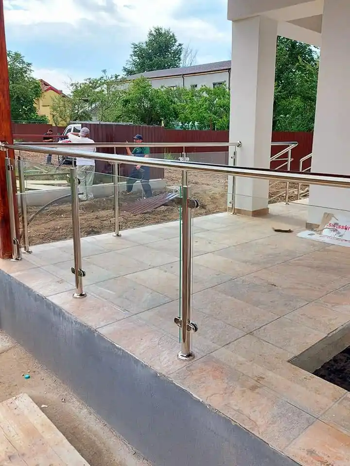 Balustradă inox cu sticlă pentru exterior