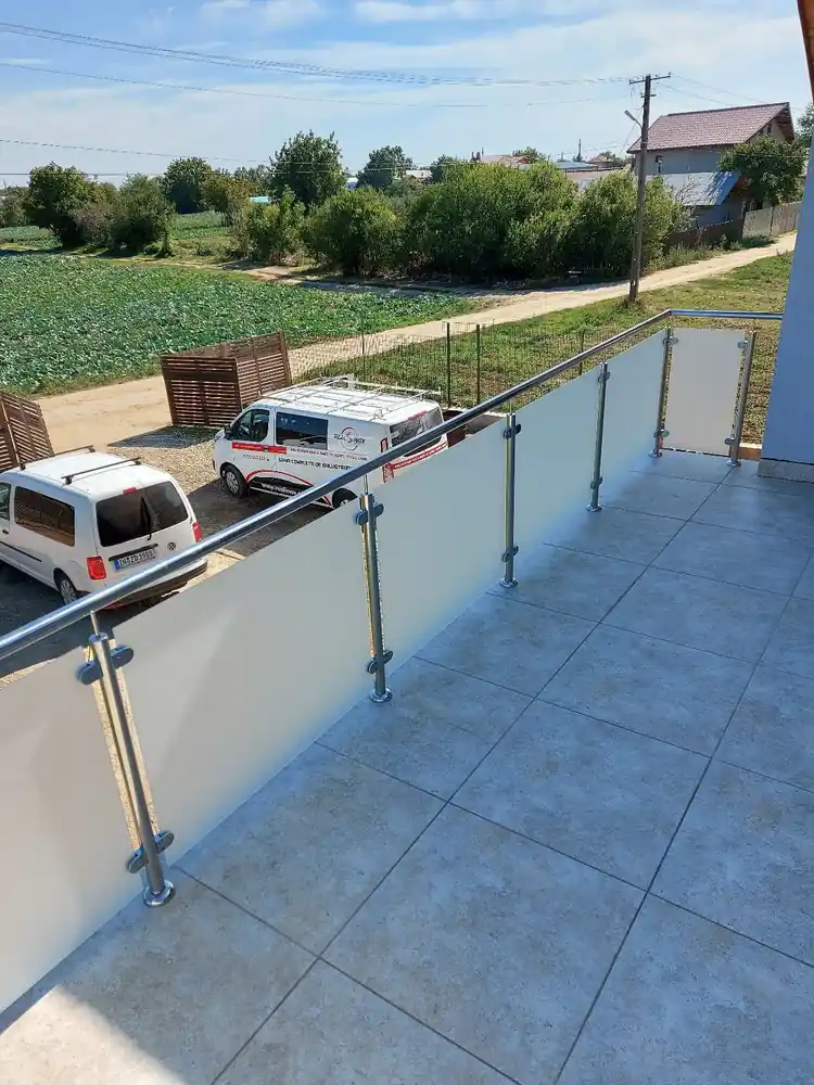 Balustrade inox cu sticlă securizată în Ilfov - model realizat de Real Inox