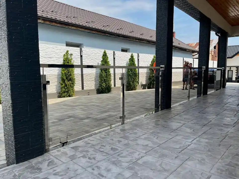 Balustrade inox cu sticlă securizată în Giurgiu - model realizat de Real Inox
