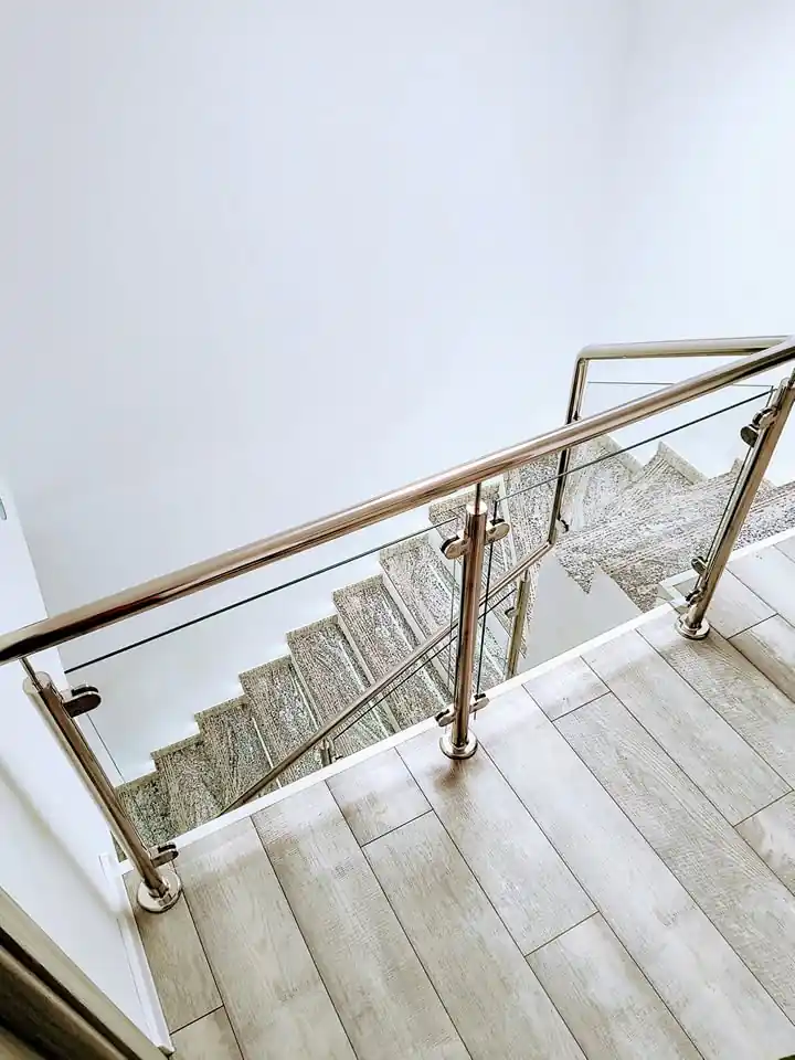 Balustrade inox cu sticlă securizată în Prahova - model realizat de Real Inox
