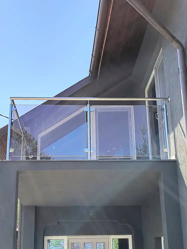 Balustrade inox cu sticlă securizată în București - model realizat de Real Inox