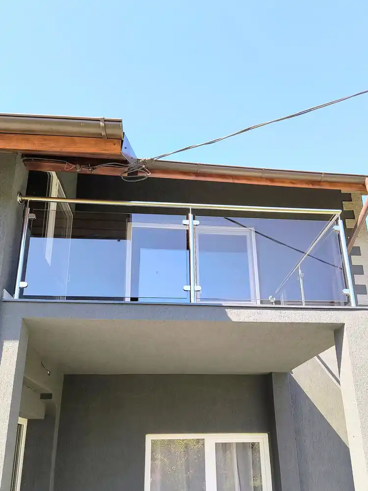 Balustrade inox cu sticlă securizată în Brașov - model realizat de Real Inox