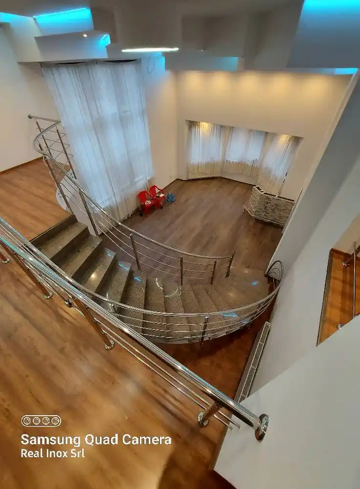 Balustradă inox modernă într-un interior premium