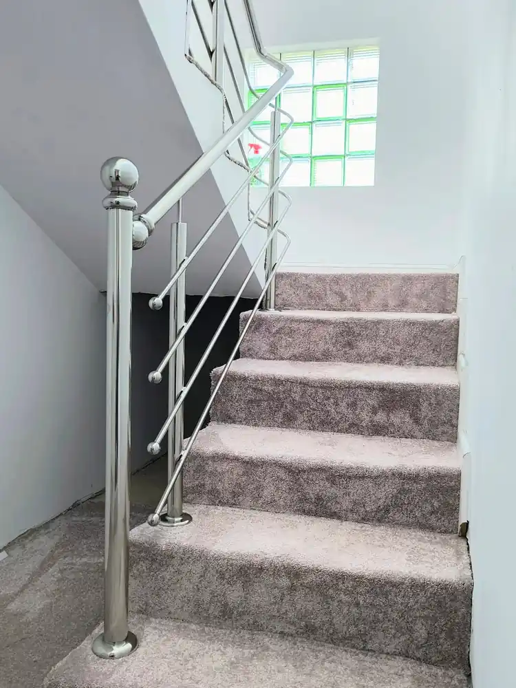 Detaliu balustradă inox pentru scară interioară