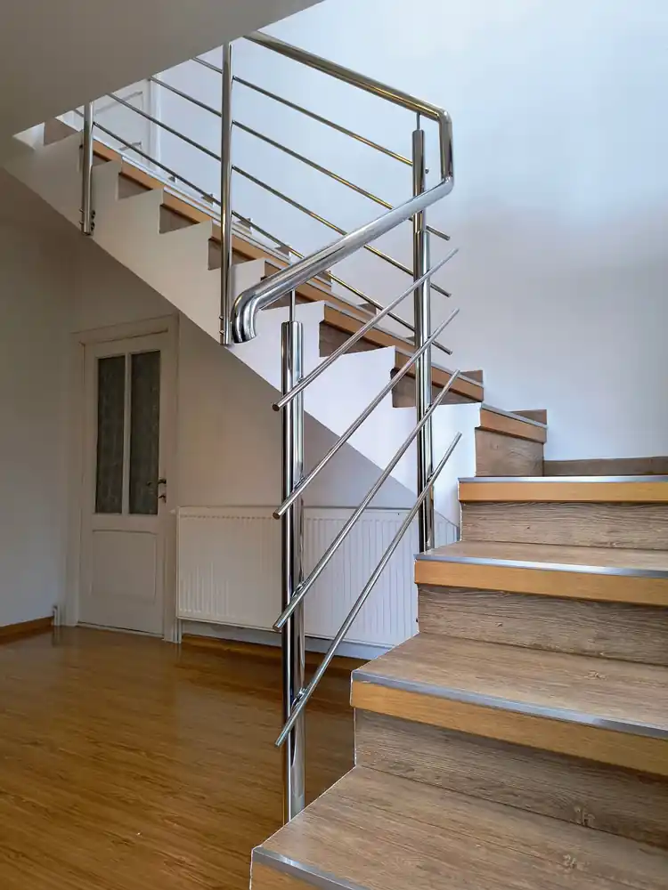 Balustrade inox pentru scări interioare în Prahova - model realizat de Real Inox