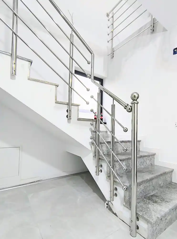 Balustrade inox pentru scări interioare în Ilfov - model realizat de Real Inox