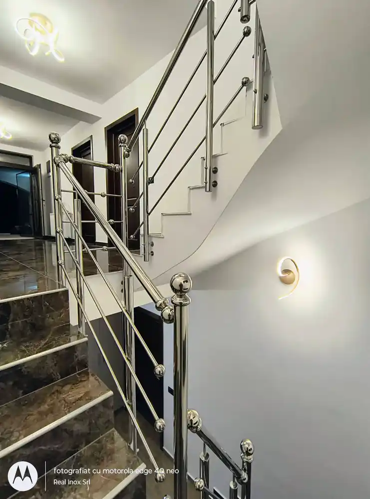 Balustrade inox pentru scări interioare în Ilfov - model realizat de Real Inox