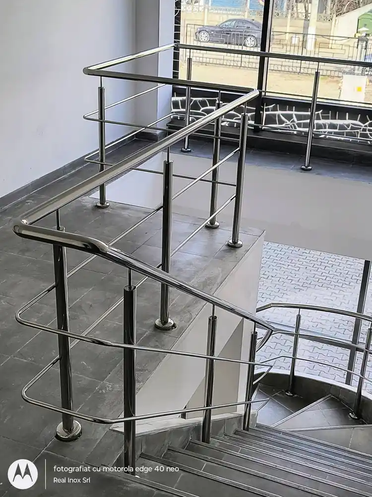 Balustrade inox pentru scări interioare în București - model realizat de Real Inox