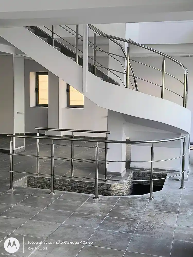 Balustrade inox pentru scări interioare în Brașov - model realizat de Real Inox