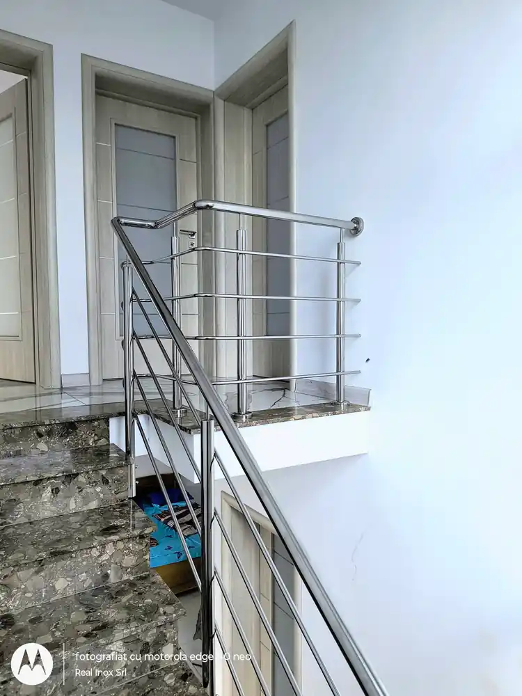 Balustrade inox pentru scări interioare în București - model realizat de Real Inox