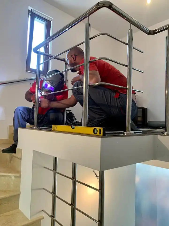 Montaj balustradă inox pe șantier